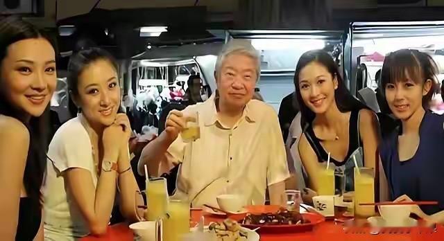 蔡澜说“丑的照杀。”
别人问：“比如呢？”
蔡澜：“S妈。”
蔡澜公开的就有61