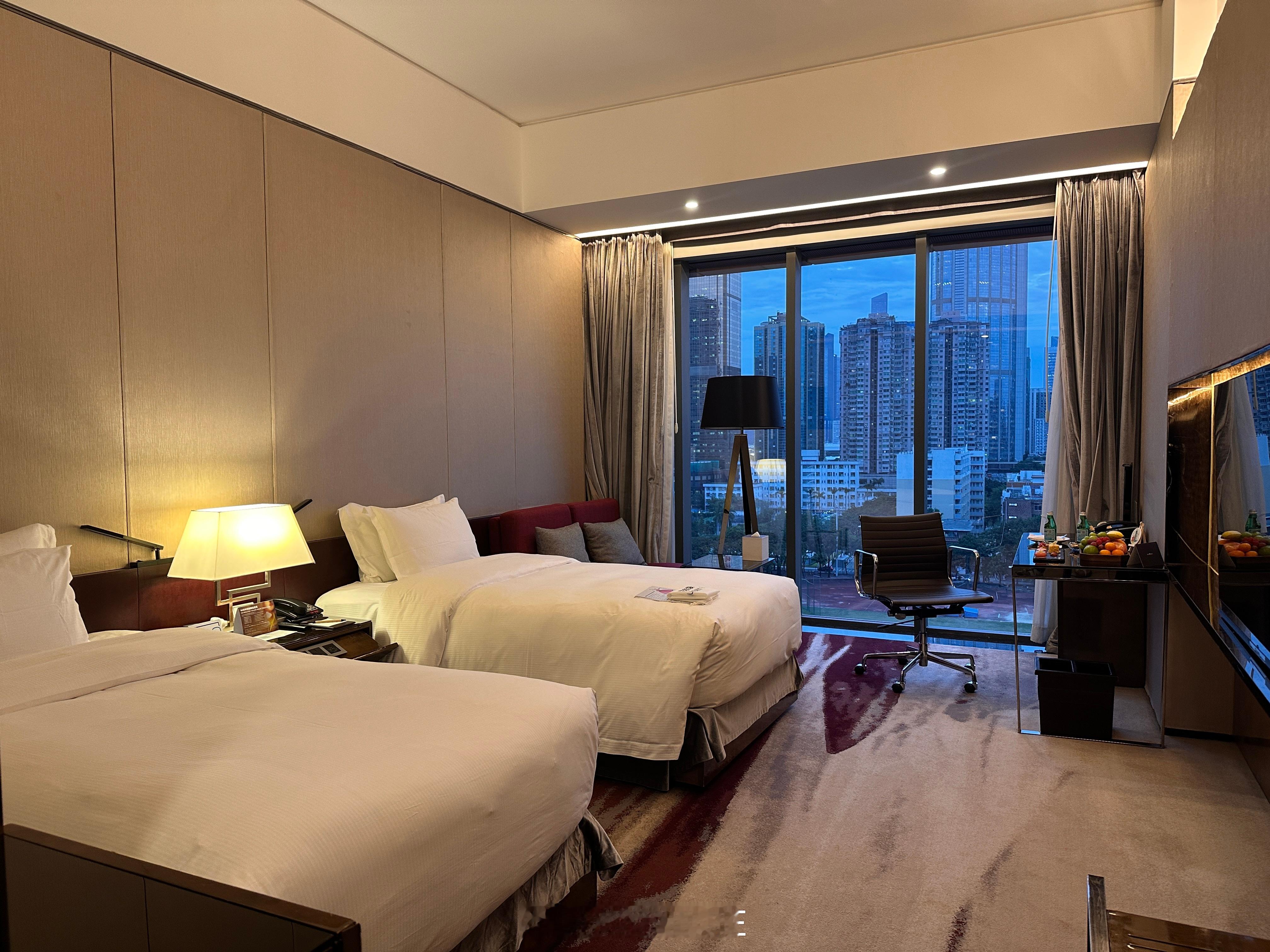 今日入住广州天河希尔顿酒店中午飞机上吃了一个面包，晚餐大快朵颐一翻，最后是“喝饱