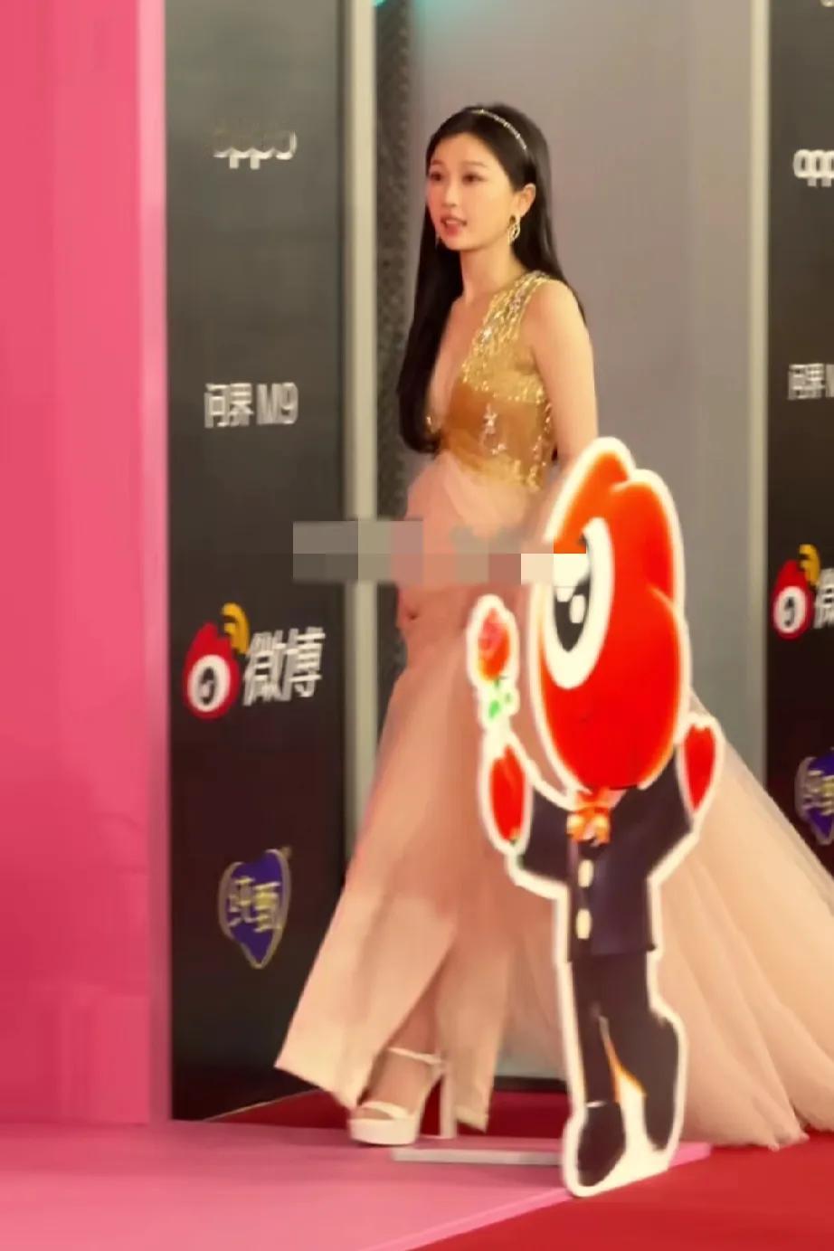 我承认虞书欣颜值是挺普的
但不得不承认她的身材真的挺有料的
虽然不吃她的颜但是觉