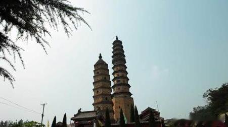 【海会寺】是阳城县境内一座经唐、宋代帝王两赐名额的千年古刹，该寺创建于唐朝，初名