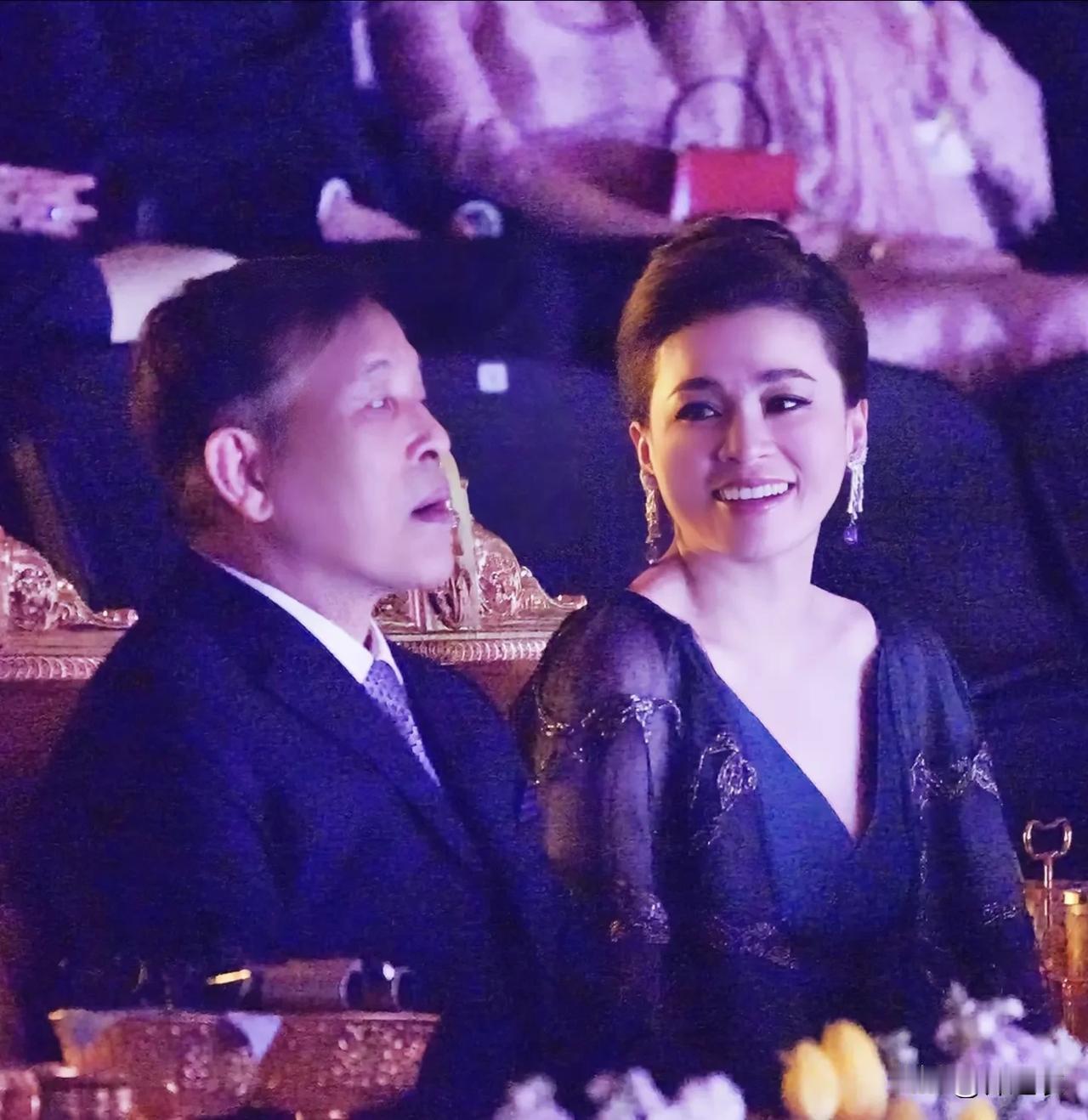 这两年苏提达很多照片都是被裁剪过的，因为角度和广度比较奇怪。

感觉是为了让某些