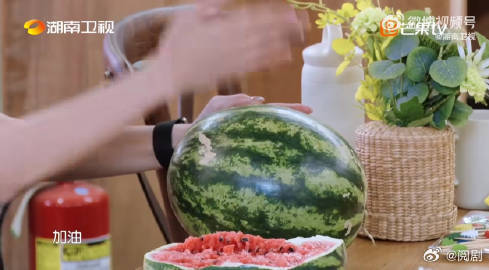 昆凌手劈西瓜西瓜只受了皮外伤 昆凌的挑战变成了一场搞笑秀，西瓜虽未彻底落败，乐趣