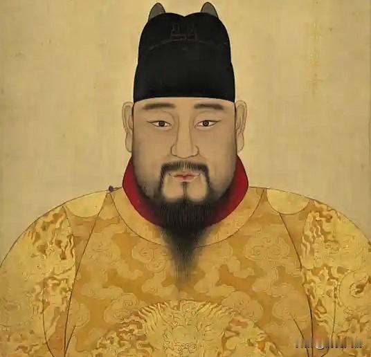 1449年，土木堡一役，大明二十万大军溃败，英宗朱祁镇被俘，沦为瓦剌阶下囚。他住