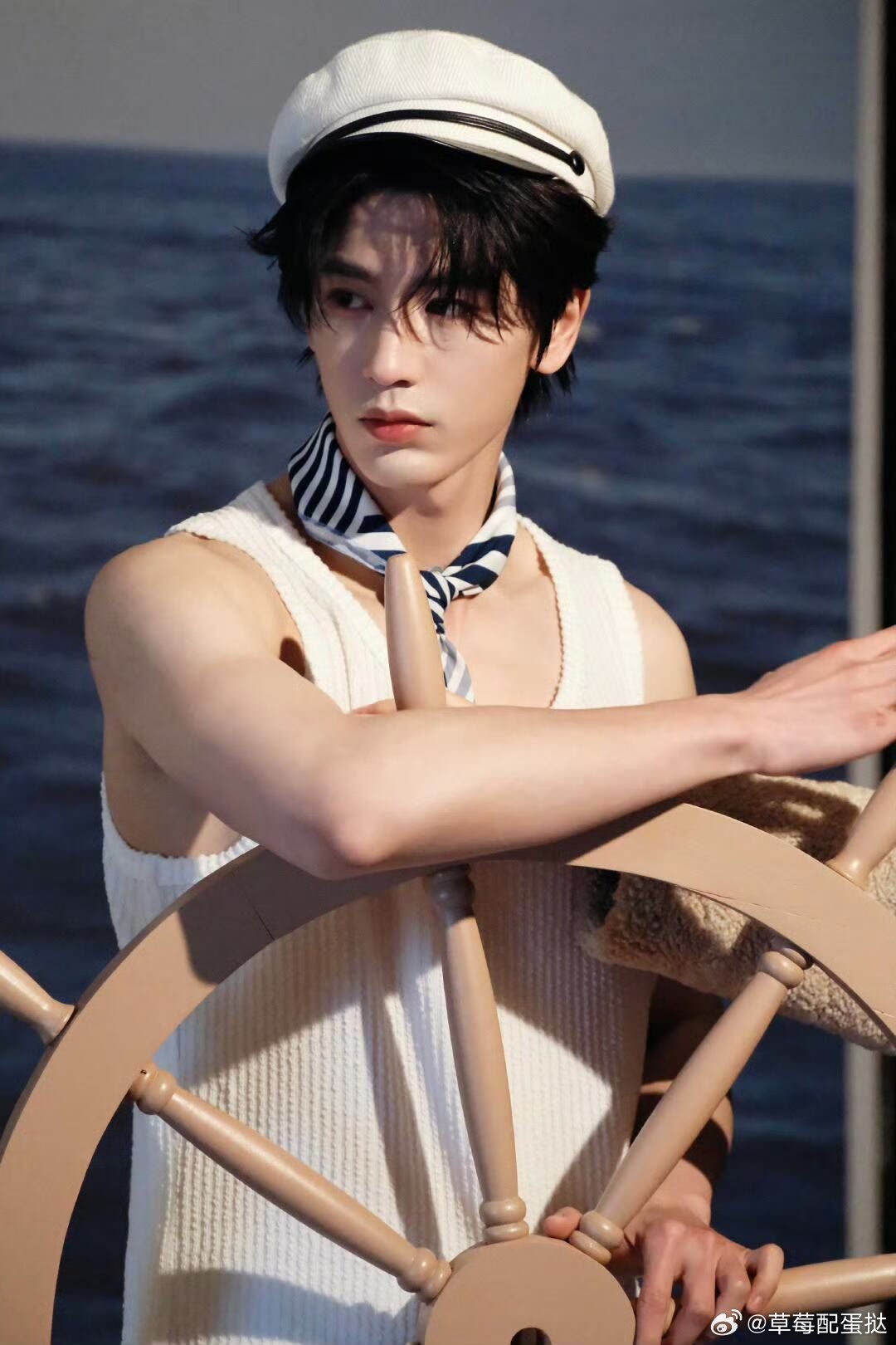 谢征替张凌赫买单第一次见到爱豆用脸帮粉丝买单 张凌赫这张脸真的无可挑剔！立体五官