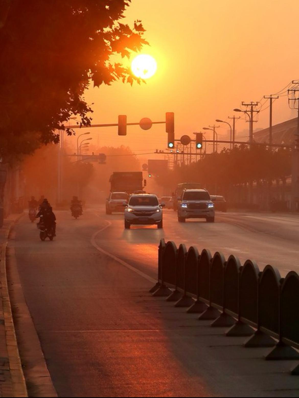 人这一辈子，走到最后，拼的从来不是钱财多少地位高低，而是内心的状态与格局。
同样