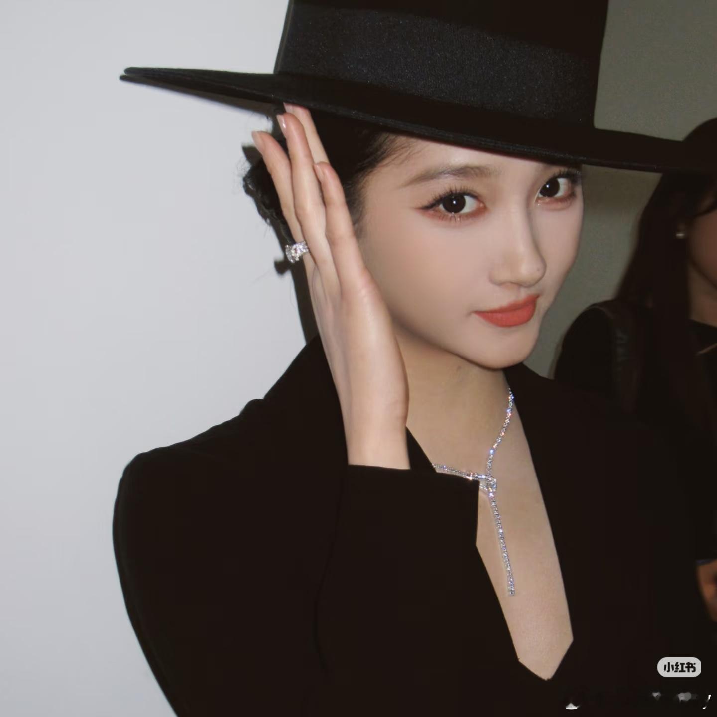 关晓彤严晓丹关晓彤晴也 你知道你和星星的区别吗？星星在天上，你在我心里✨而且亮度