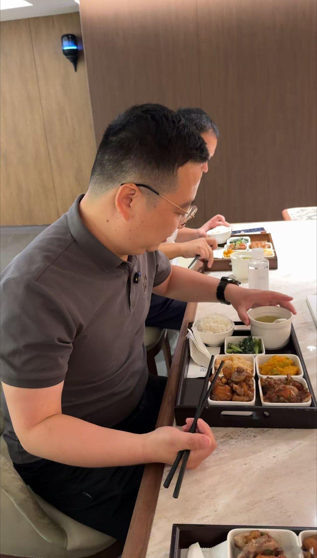 兄弟们，来鸿蒙智行店吃饭我看他们都说免费，怎么我还花了一百多个 ​​​
