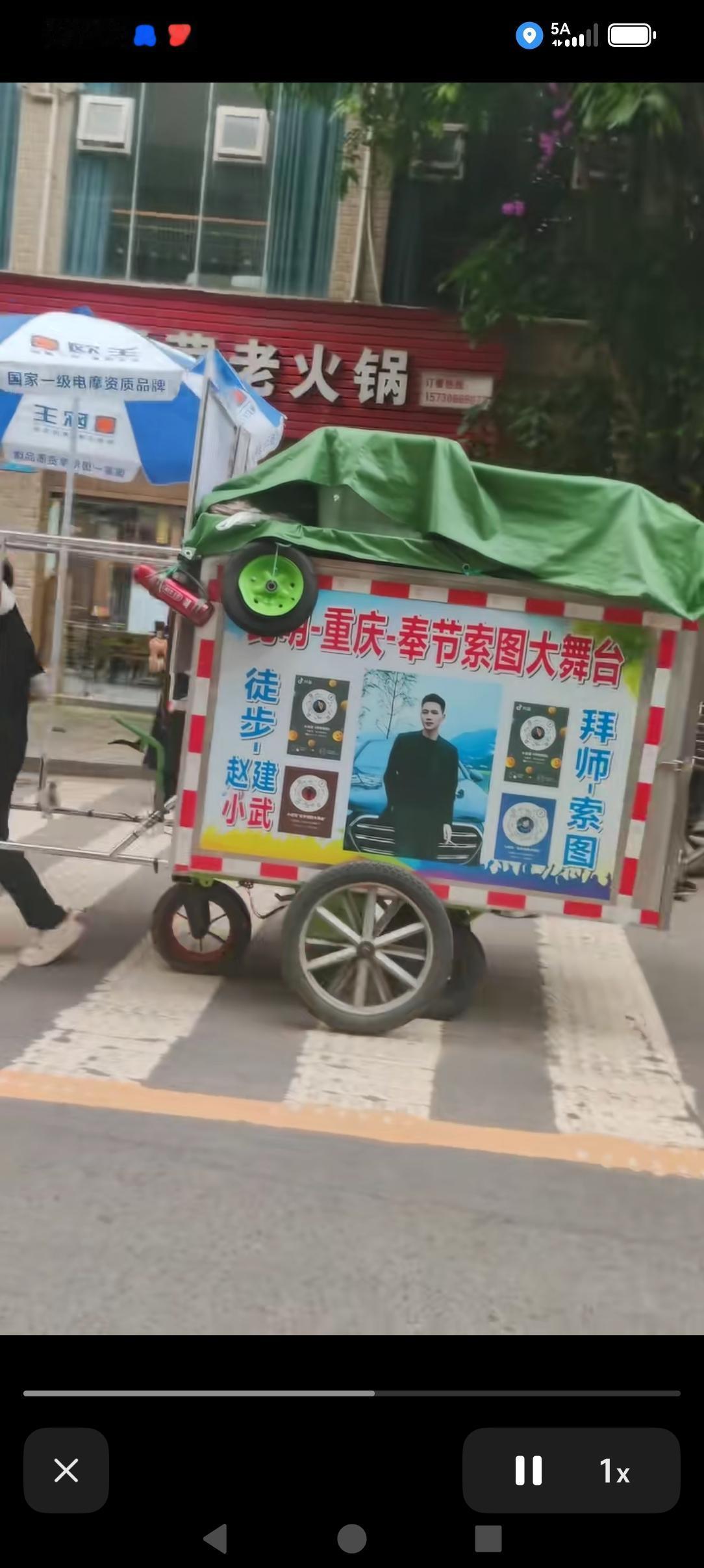 这个叫赵健的贵州小伙子，还有一个同伴，两个贵州的年轻人，在昆明工作，由于关注了索