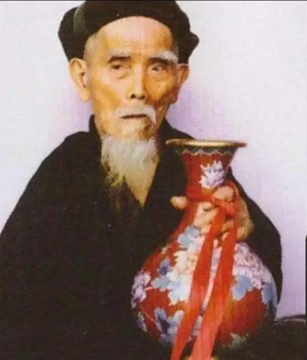 “中国长寿之王”龚来发，终身未娶活到133岁，可匪夷所思的是，他却有一个公认的“