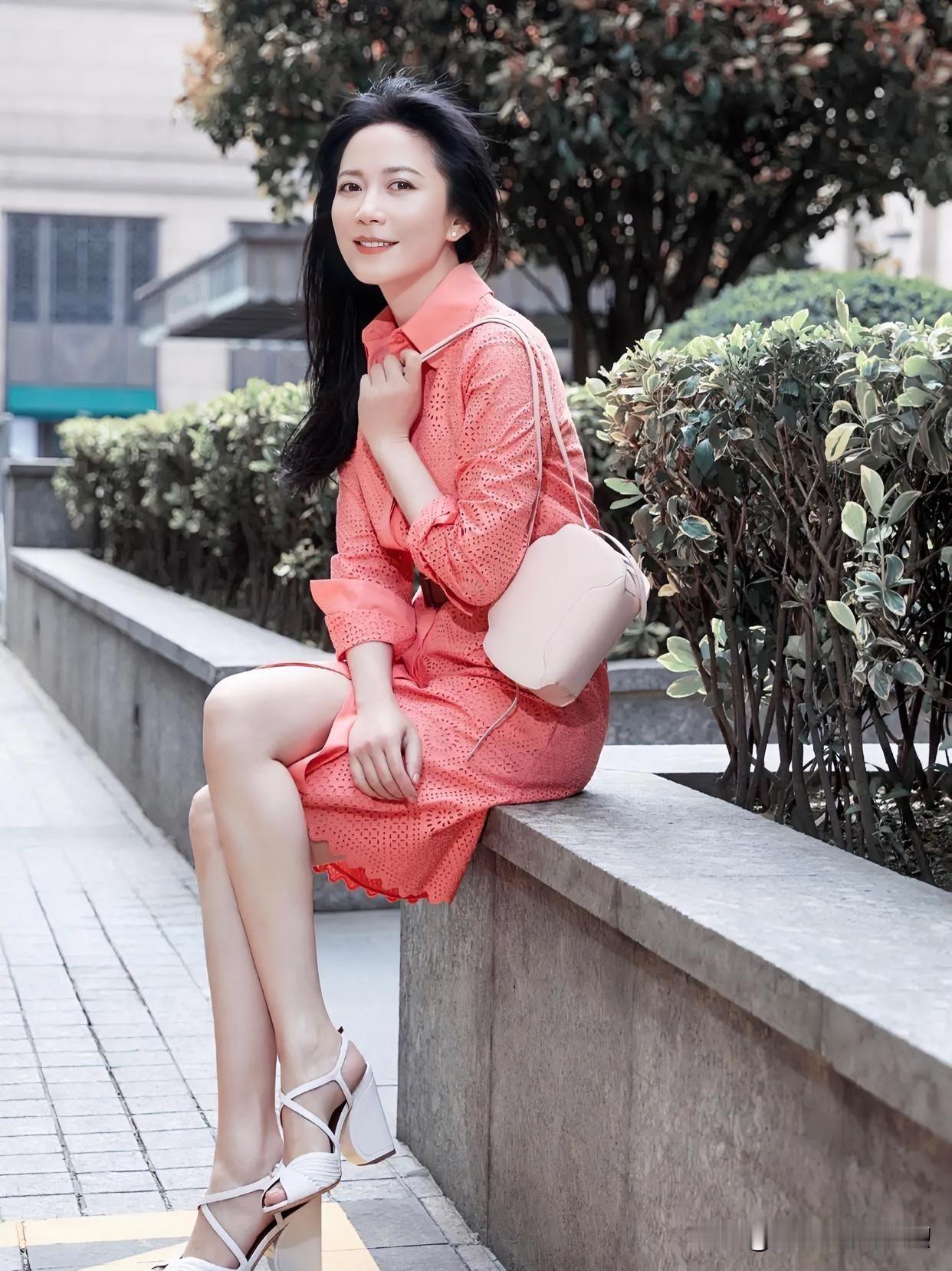 《橘绯漫影》

橘绯裙曳绿篱旁，笑揽晴光意自扬。

白履轻承闲坐影，风牵柔绪入眸