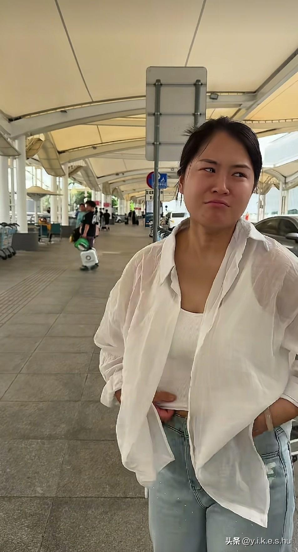 姐姐的童年应该很难治愈吧，同样是分别，面对女儿撕心裂肺的哭，明明只能领着儿子头也