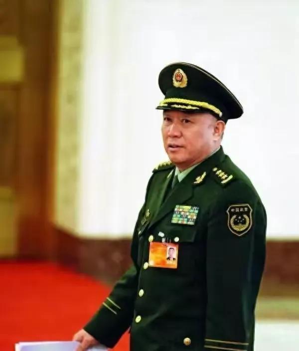 王建平上将虽身居高位，其子却为包工头，家族内部似乎有着天壤之别的角色对比。昔日家