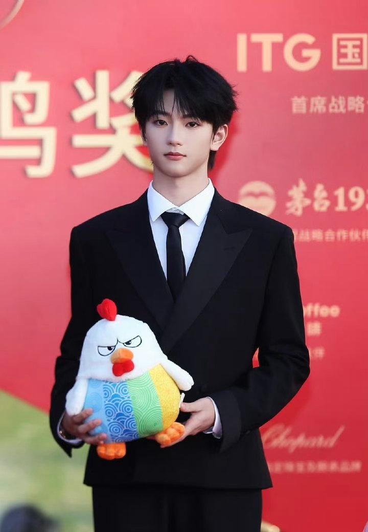 穆祉丞穆祉丞 镜头核心ace穆祉丞 太湖湾音乐节 
耳机里是你，手里是橙粉灯牌