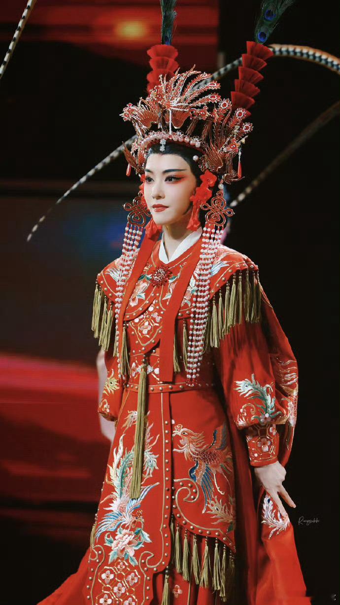 李云霄好红 这才是中式红韵美！李云霄封面红衣花灯尽显东方美，戏台穆桂英红甲长枪展