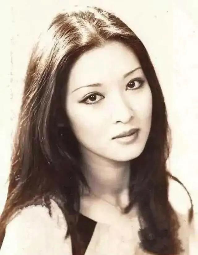 在她面前，林青霞都自愧颜值不如她！