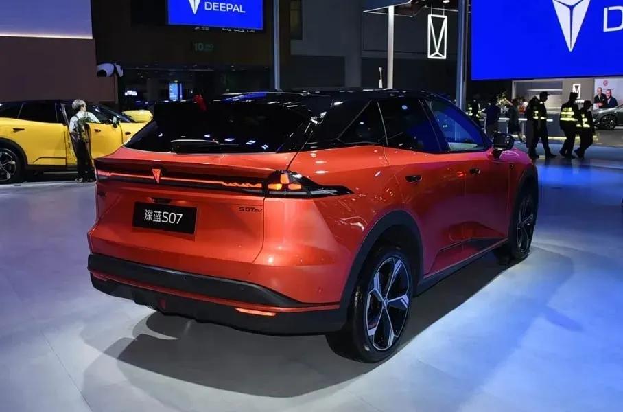 与同级别车型相比，深蓝S07在续航和智能科技方面的优势更加凸显，放置露营装备，为