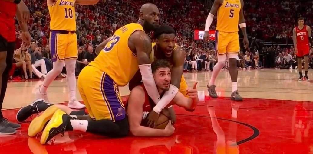 詹姆斯 上阵父子兵！詹姆斯和布朗尼两个抢一个申京詹姆斯一攻一防自我救赎