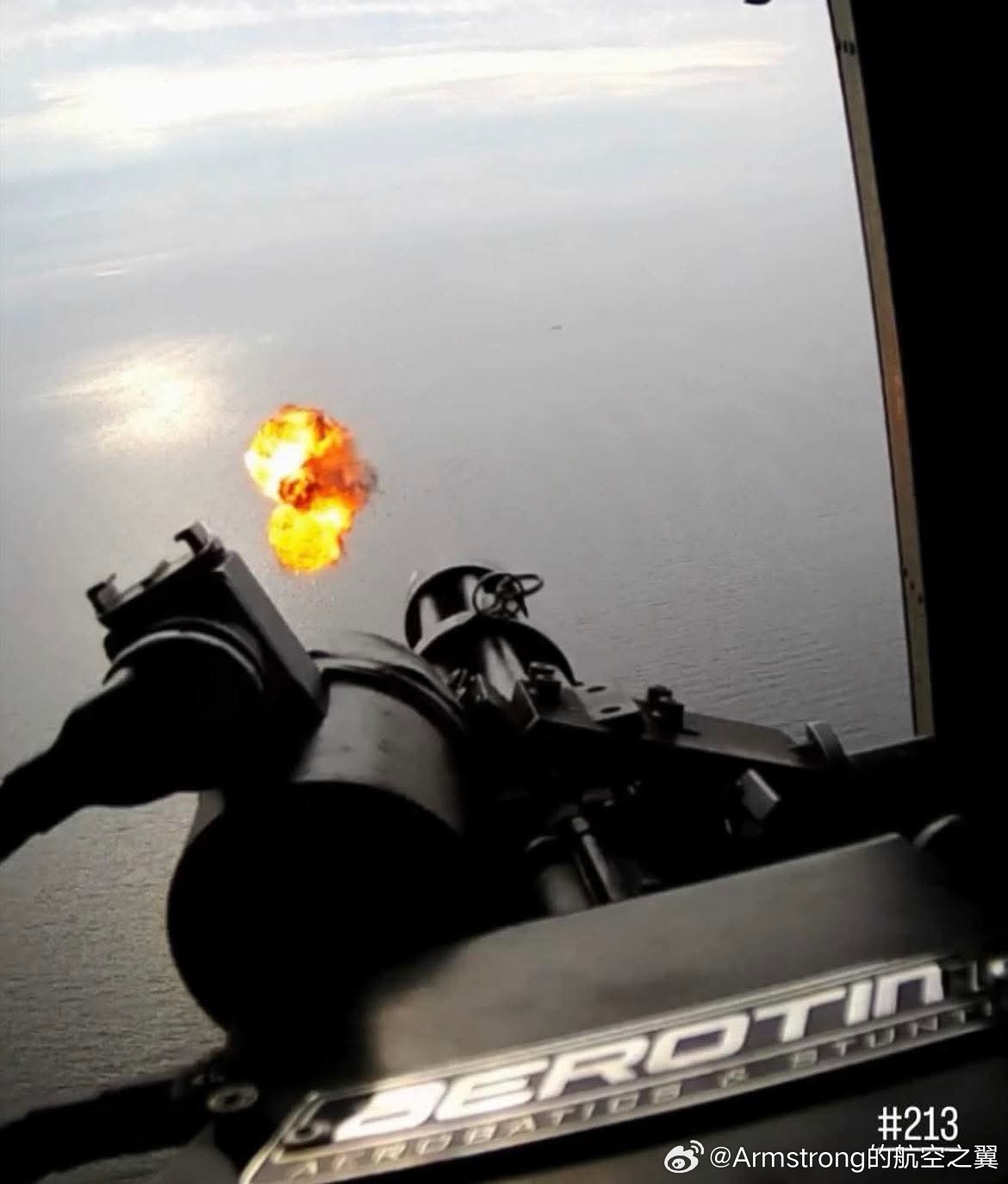 俄乌局势新进展 乌军直升机机枪手打爆天竺葵瞬间 