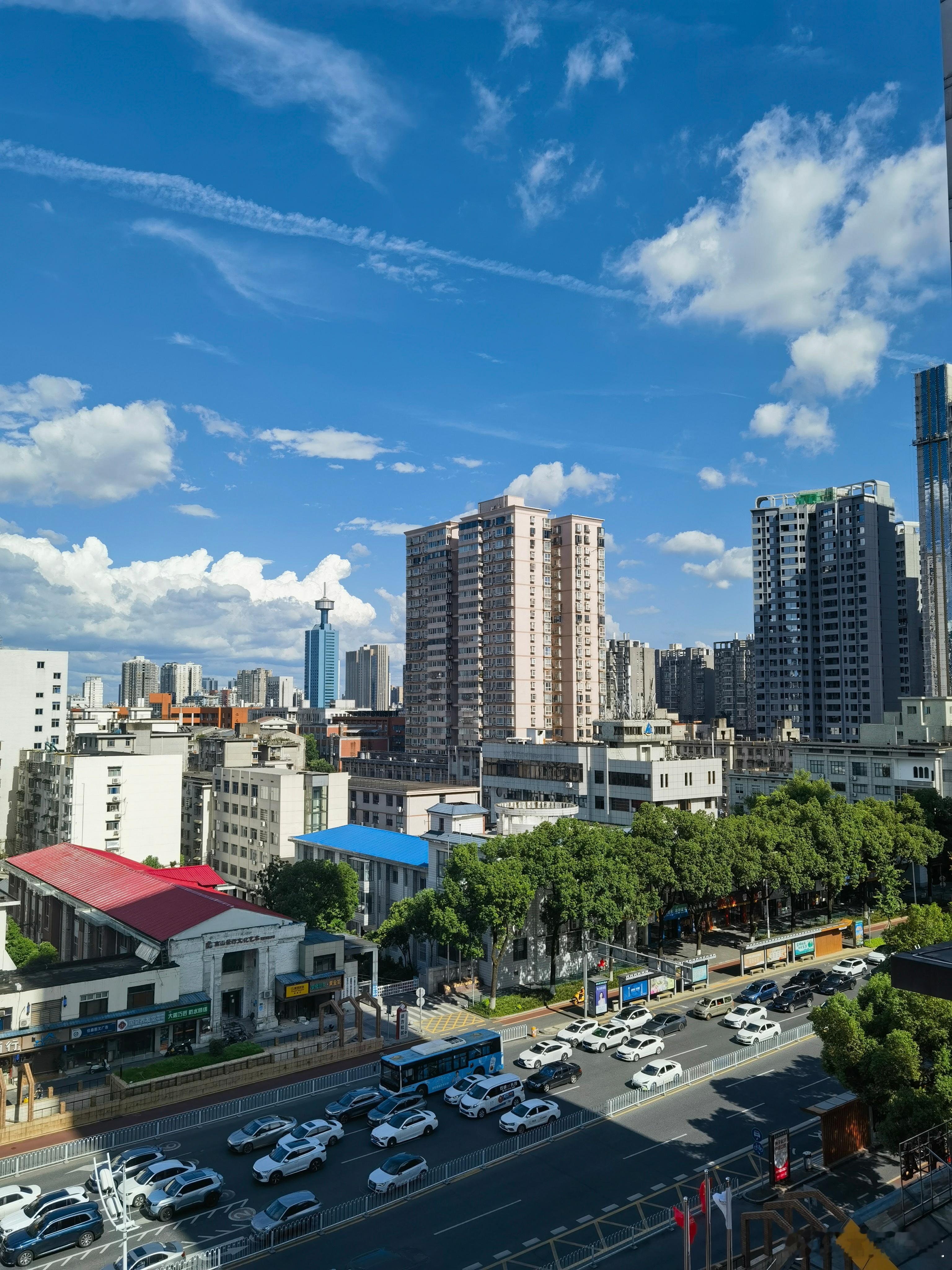 日影偏移，是时光最温柔的修行日日抬头见朝阳，我们总以为，山河恒常，天光不变。以为