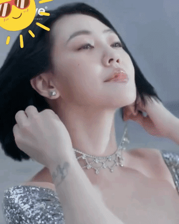小S和二女儿合体拍广告了，小S气场强大，走姿霸气，女儿就有些拘谨，不过，胜在年轻