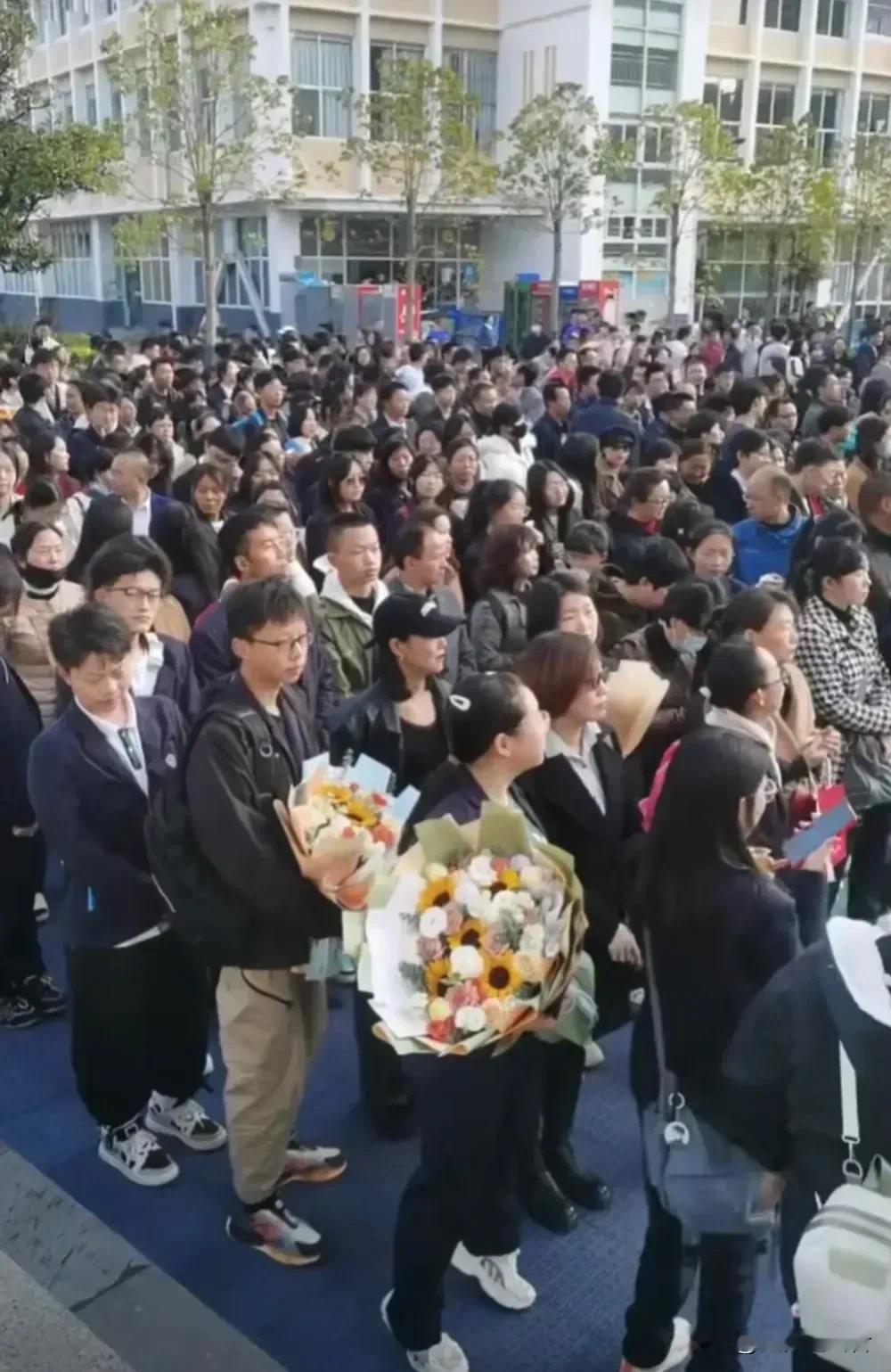 都说中国老百姓仇富，但为什么宗庆后去世了，大家却都情真意切的去悼念他呢？因为社会