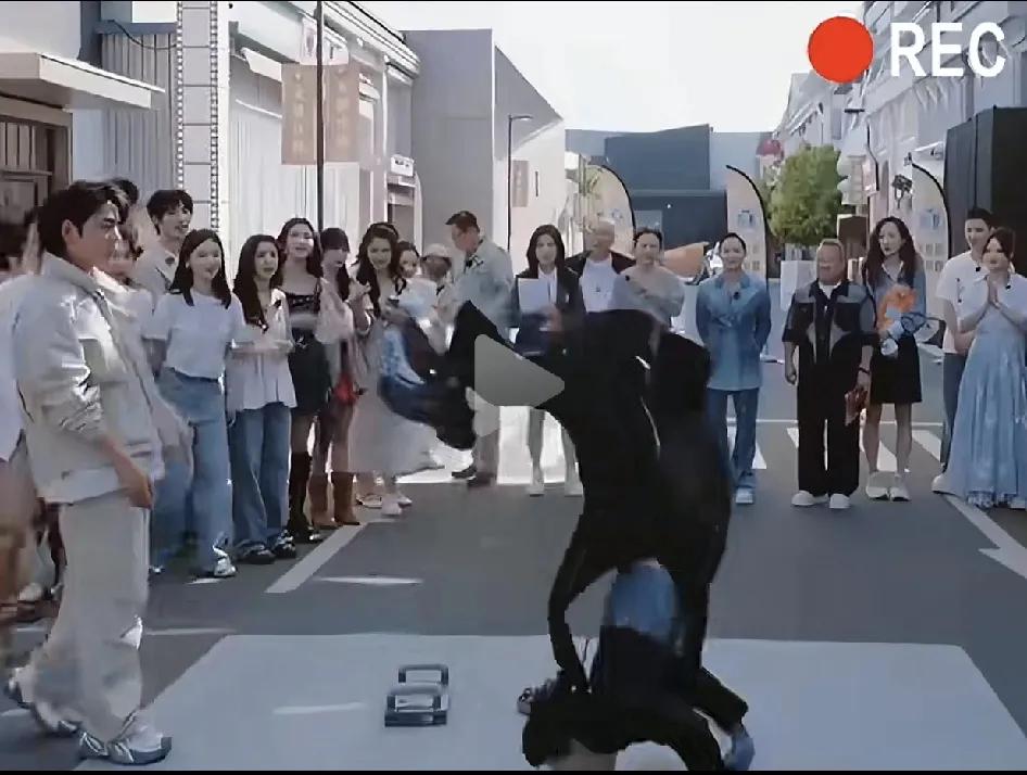 有网友感概：向华强陈岚都那么聪明，为什么向佐……

可能是因为祖坟的青烟不能一直