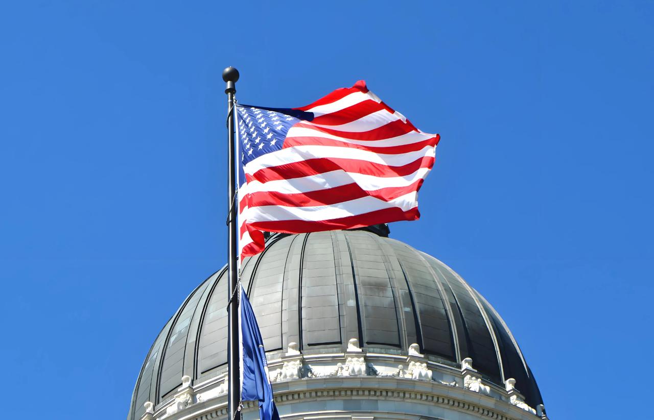 美国牵头围堵俄罗斯石油整整四年，最后亲手给俄油松了绑

松绑管束的消息刚落地，全