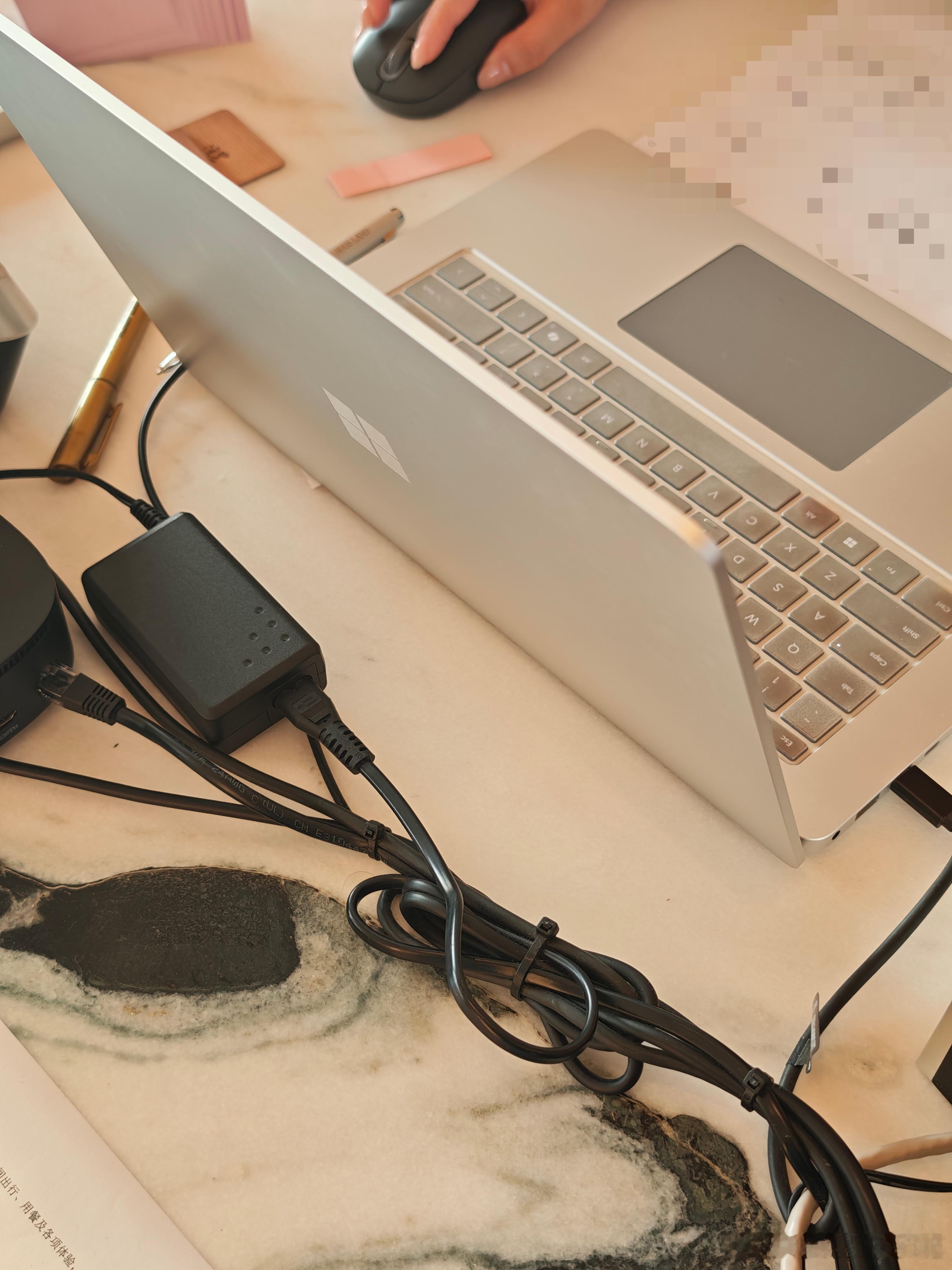 第一次见Surface Laptop做酒店前台电脑的
