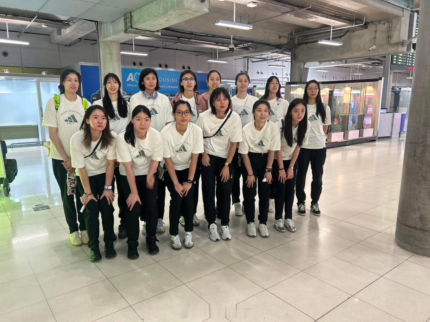 泰媒组照：中国女排抵达曼谷。2022女排世锦赛中国女排[超话] ​​​