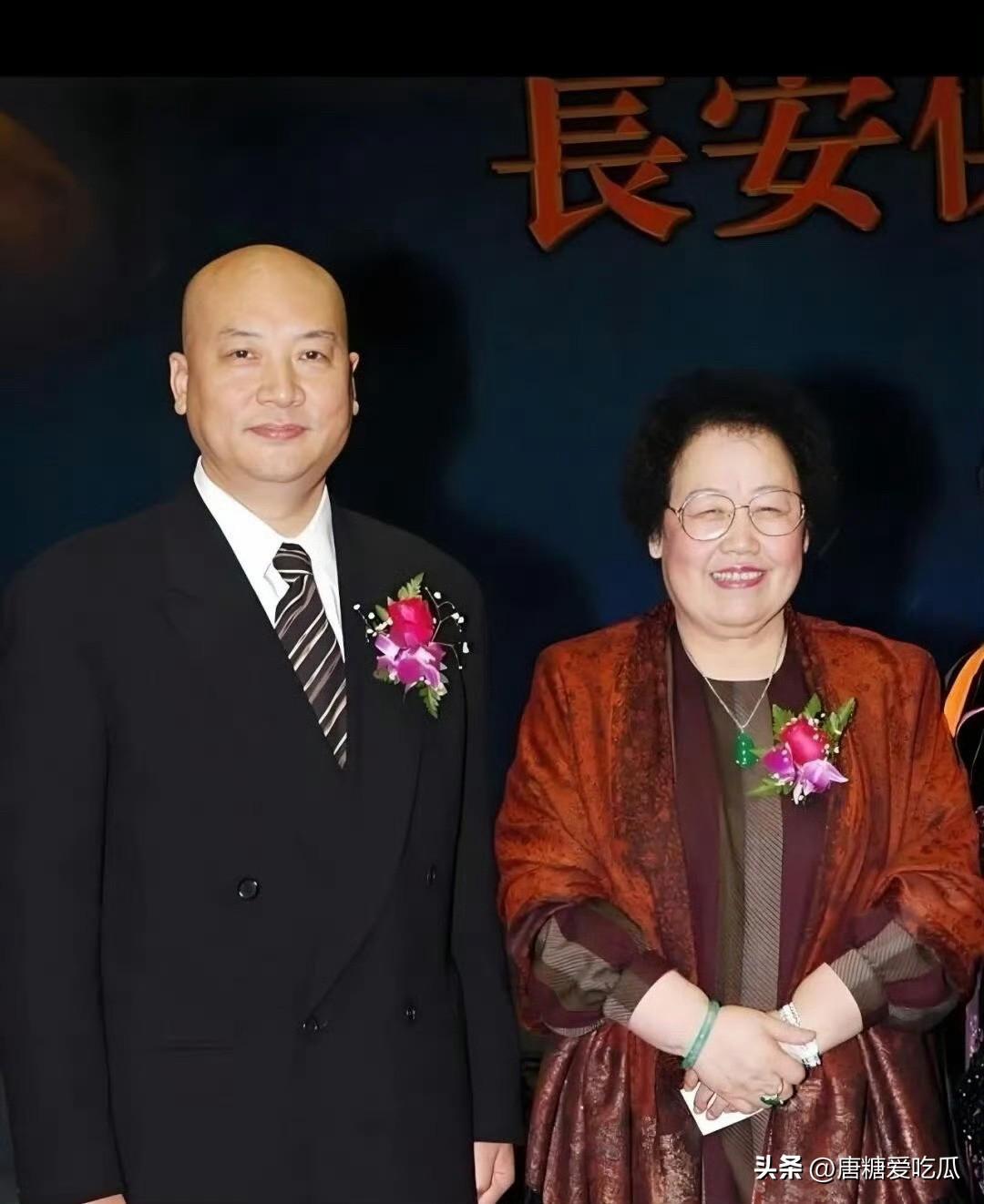 人只有经历生死
才知道枕边人靠不靠得住
陈丽华和迟重瑞结婚20多年，陈丽华结婚那