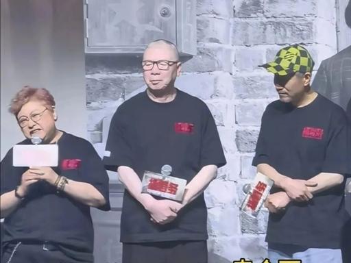 冯小刚在游艇上请朋友们吃饭，再引争议！


7月8日晚，有媒体晒出冯小刚的视频，