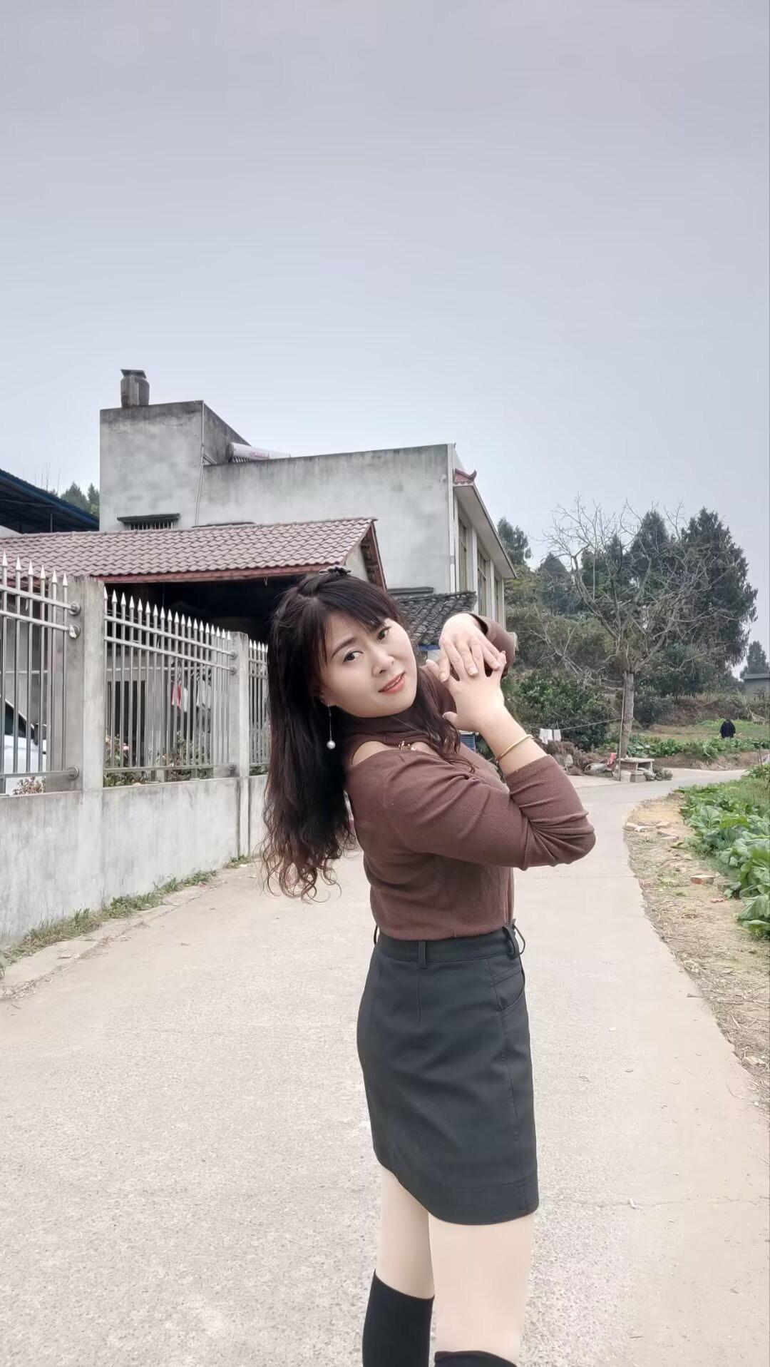 世界上最幸福的事，大概就是，你想的人也在想你，你爱的人也刚好爱你，有人...