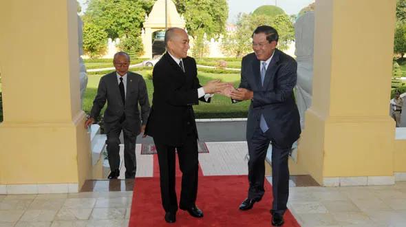 洪森亲王最好照顾好西哈莫尼国王的身体，天天为西哈莫尼国王祈福。
西哈莫尼国王比洪