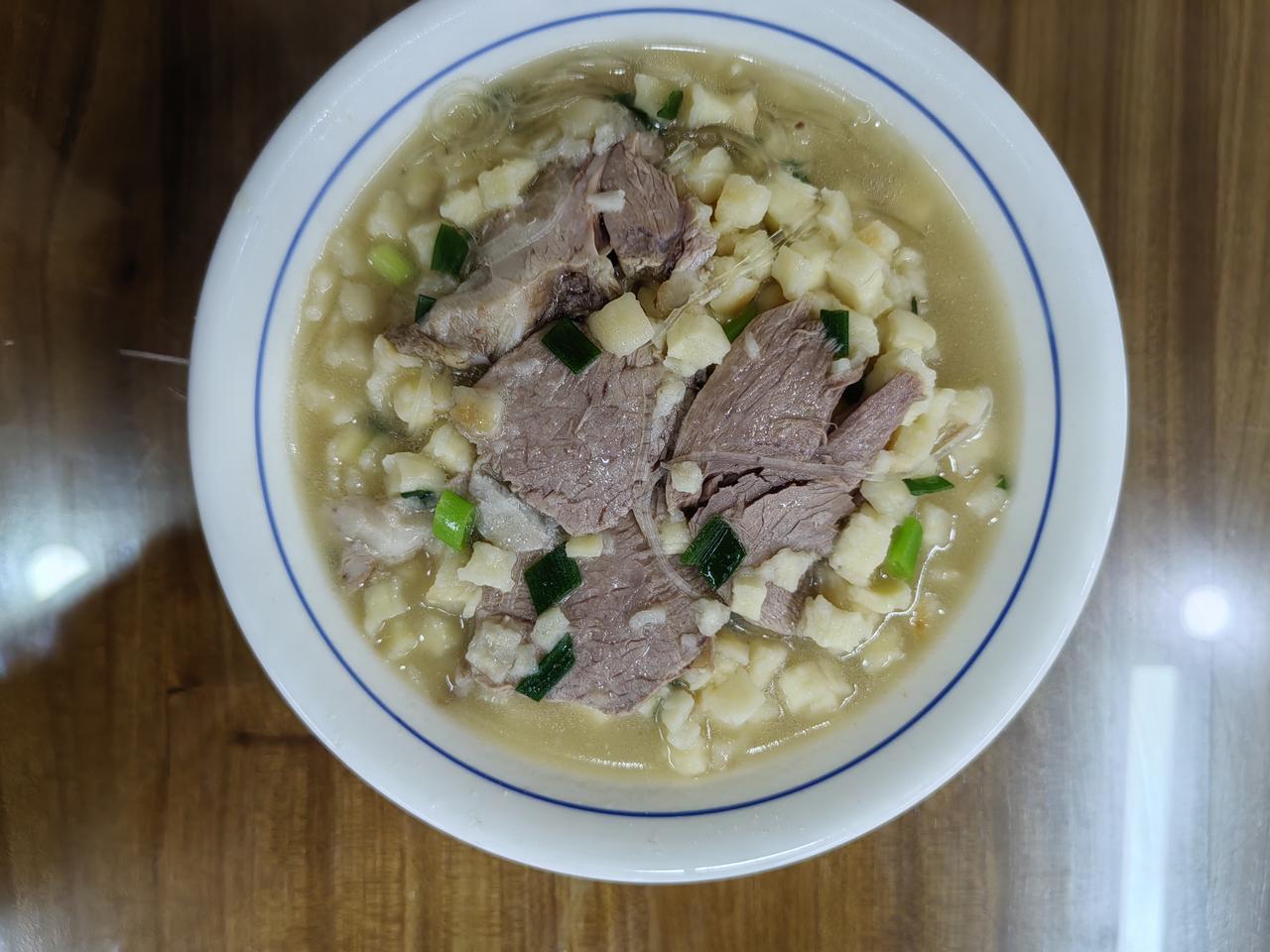 这才是羊肉泡馍走不出陕西的原因
1.味道寡淡
2.价格昂贵
国庆来到了西安，到了