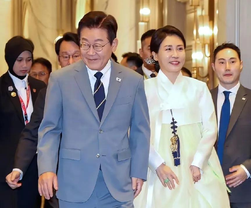 夫妻同心，其利断金
今年的APEC峰会中，东道主李在明夫妻可是做足了功夫，尤其是