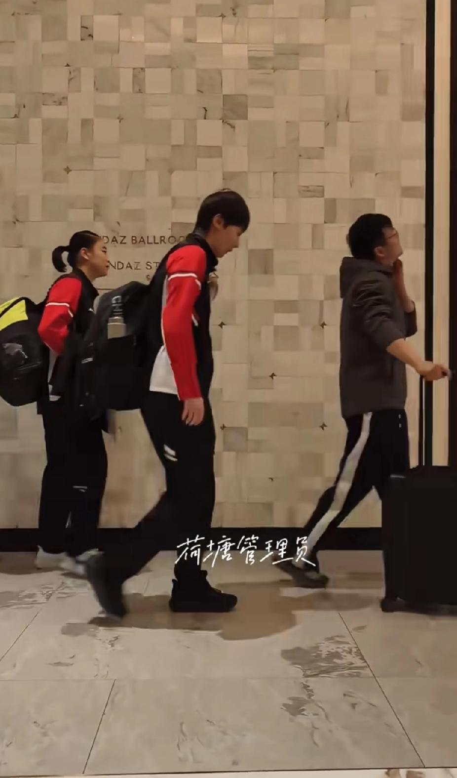 多哈训练日！王曼昱背“千斤重”背包奔赴训练场，静待冠军赛打响
 
多哈当地时间，