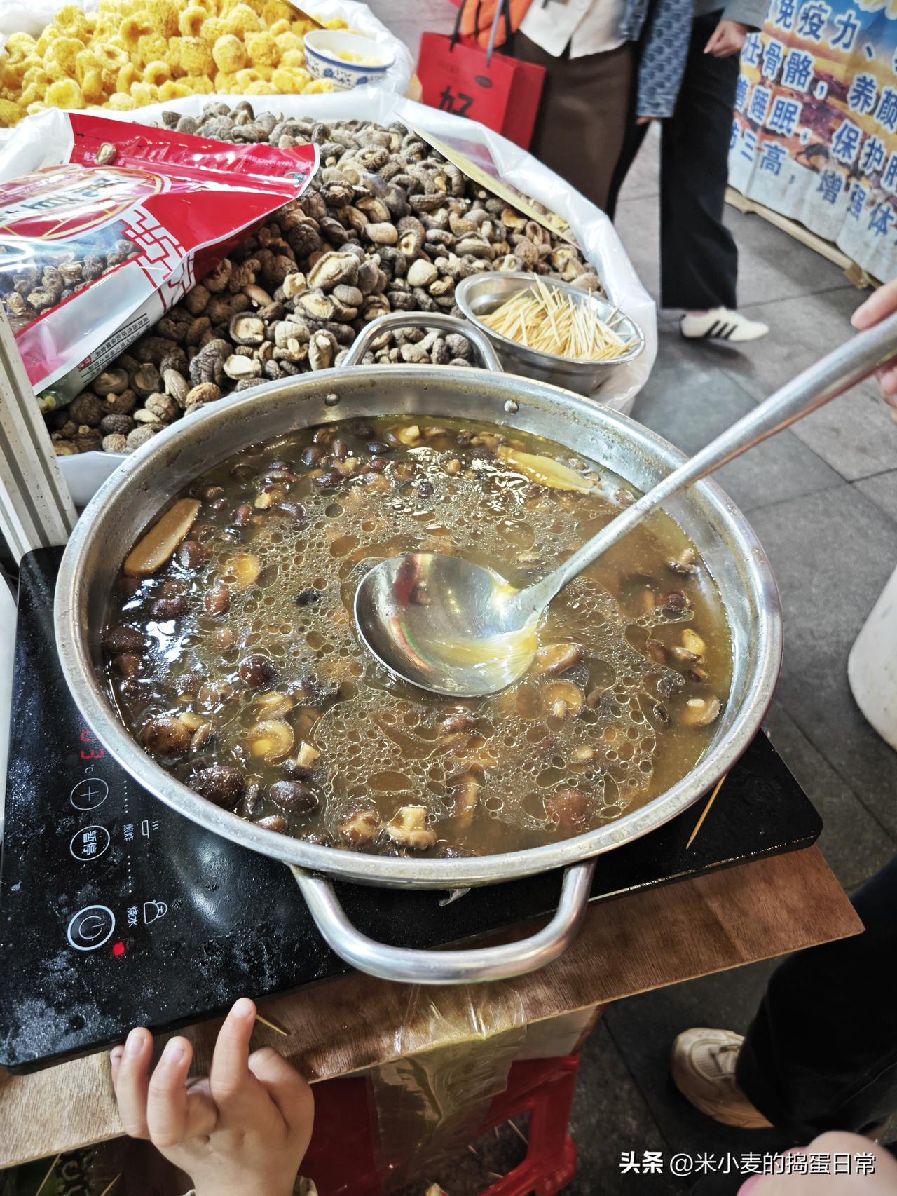 美食节试吃党杀疯了：嘴都尝麻了，一分钱没花
 
刚从农产品美食节挤出来，嘴皮子还