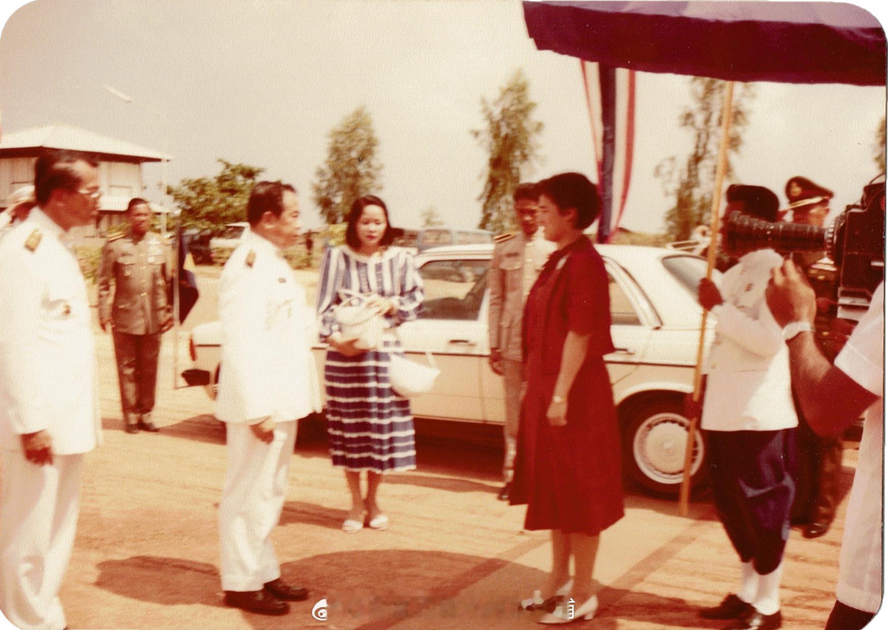 王室王室泰国王室暹罗往事 老照片：历史上的今天——1985年4月22日，大婶为巴