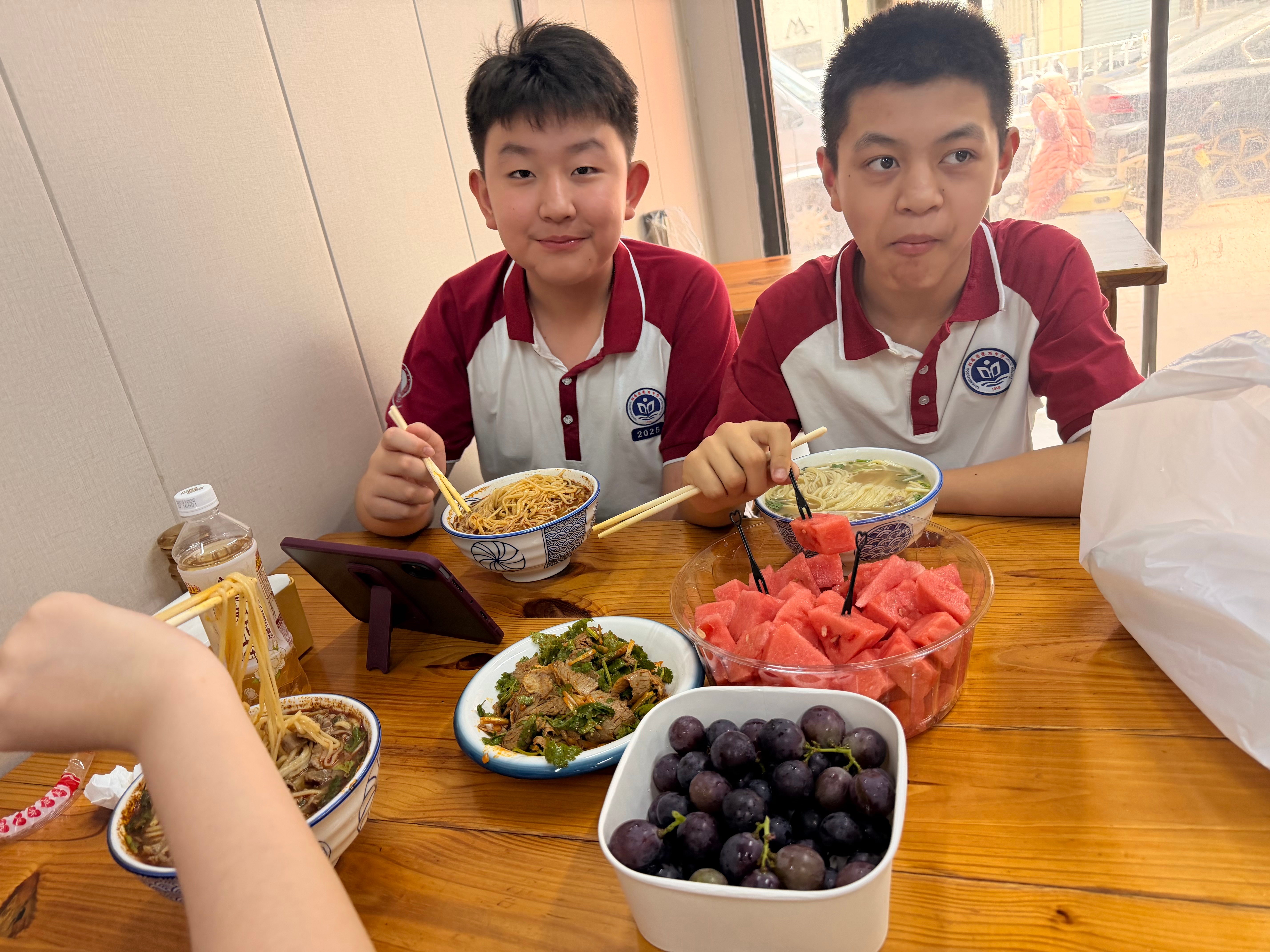 儿子今天早上临出家门和妈妈说 ：中午接我的时候把我iPad Mini7 拿着因为