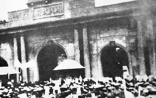 ▲1931年9月28日，南京、上海的学生在南京国民政府门前集会示威，要...