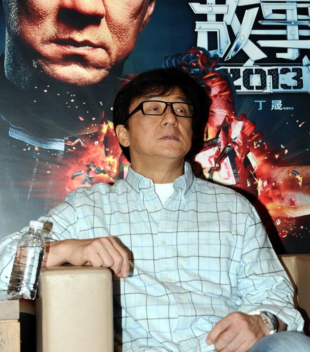 看到成龙最新视频里那满头银丝了吗？这位曾经从钟楼跳下都不用替身的功夫之王，如今正