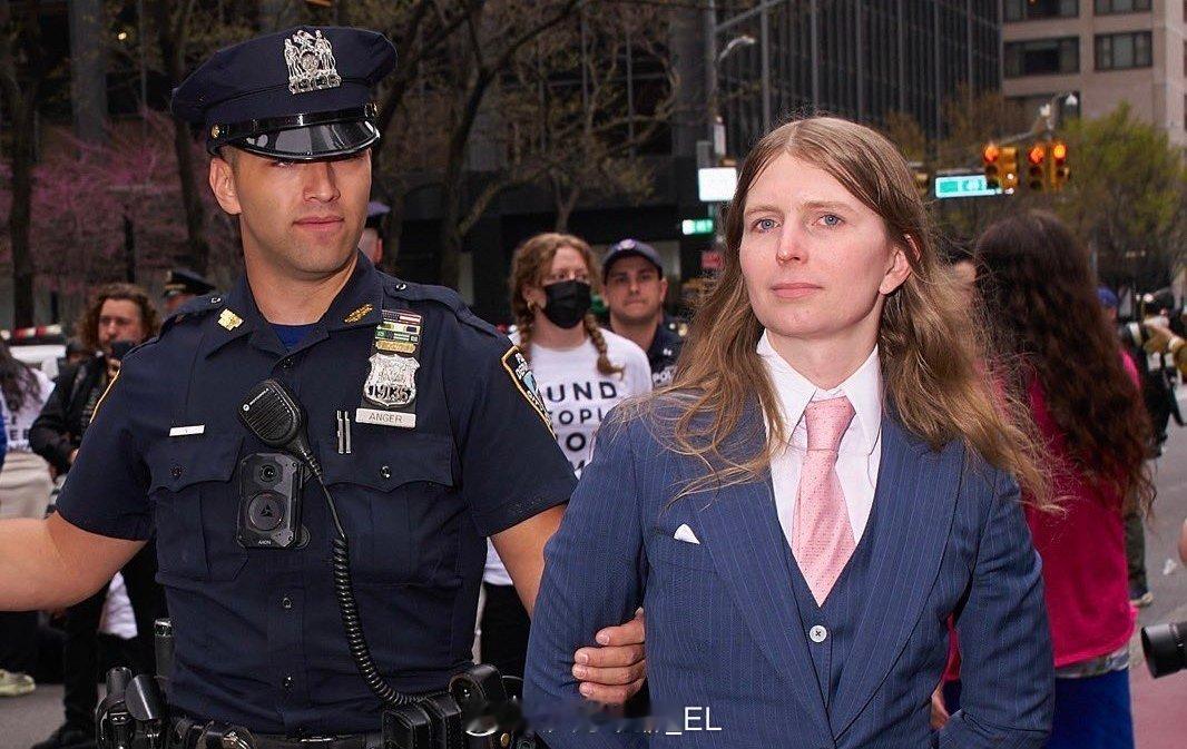 向维基解密提供美军战争罪行证据视频的传奇举报人切尔西·曼宁（被判处35年监禁，后