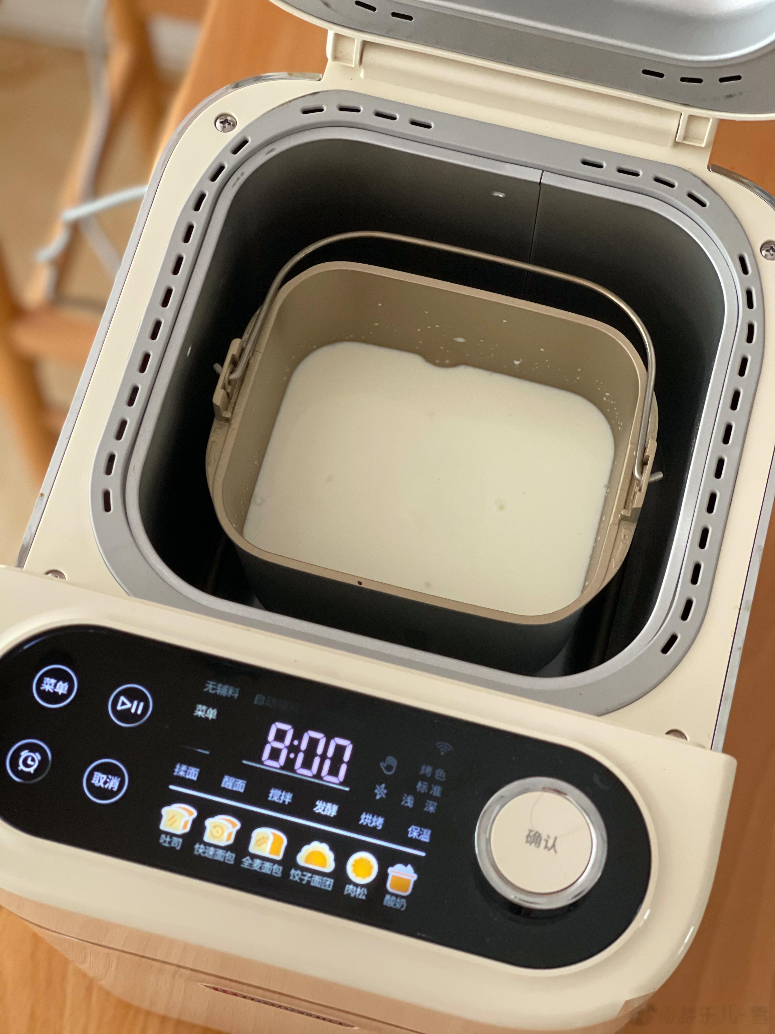 酸奶做好啦，面包机温度很稳定，奶皮厚厚的好香！冷藏一下，明天就可以吃啦。吃个黄桃