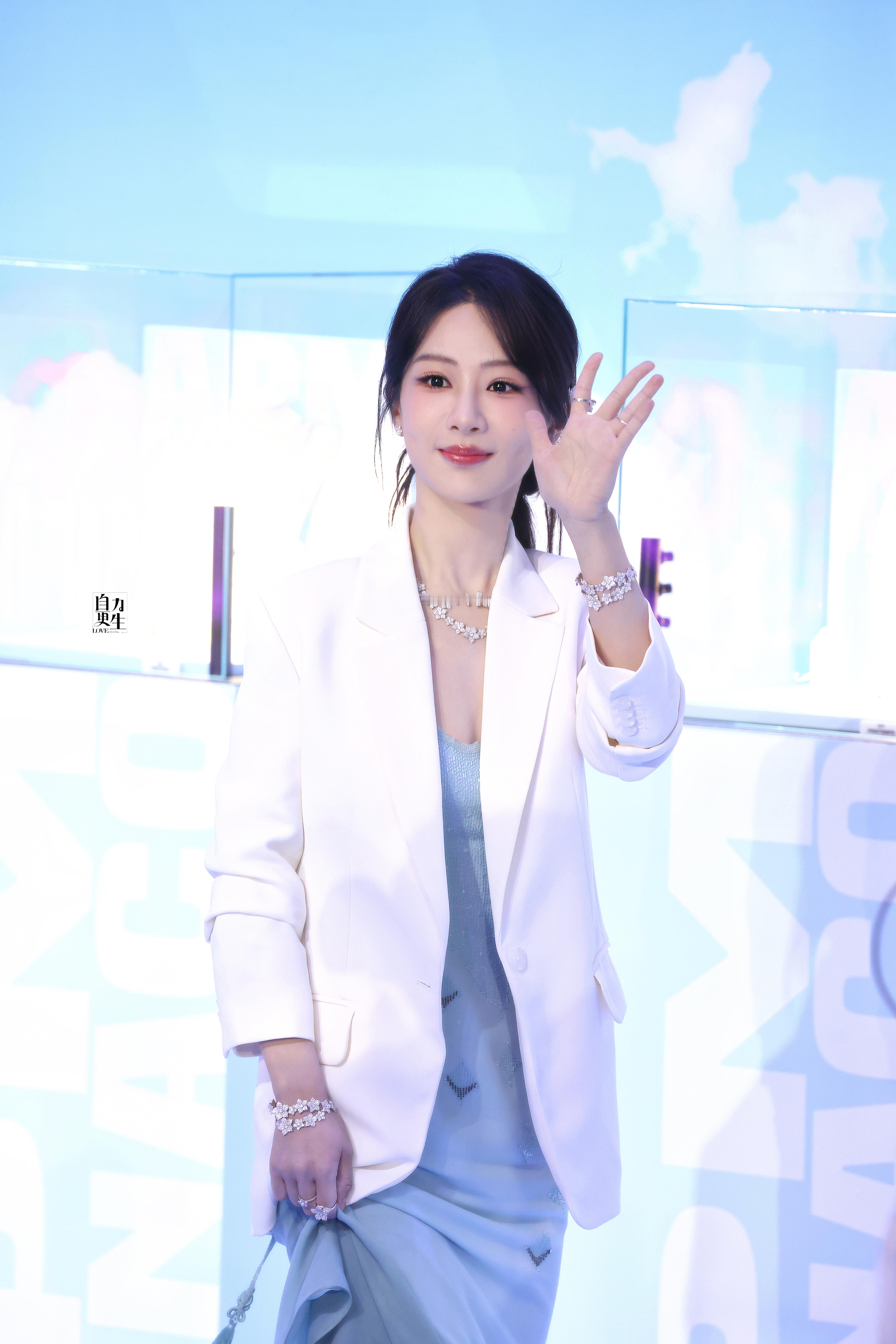 杨紫蓝色高定裙 万物复苏，在成都邂逅一场春日的狂想曲APM直播 💜杨紫apmm