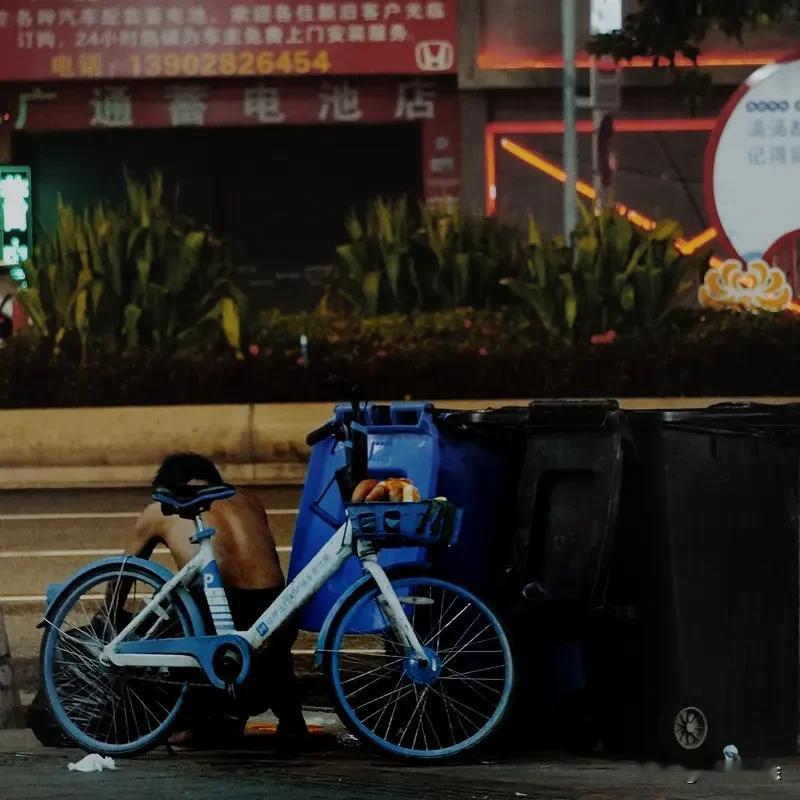 当你落魄了，别指望谁能拉你一把。亲戚可能怕你借钱躲着你，朋友或许因利益远离你。我