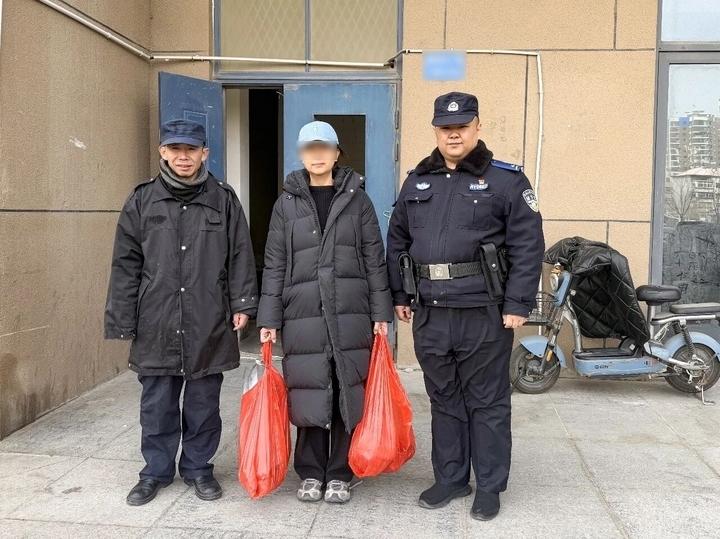 千元物品放门口转眼找不到，警方一查原来被当垃圾收走了！近日，济南市公安局槐荫分局