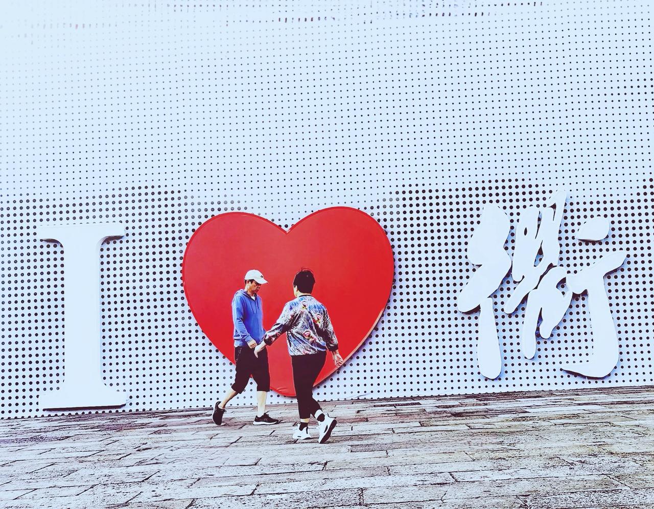 从“心”里走过
两人在心形图案前匆匆相遇，目光在一瞬间交错，却又迅速分开。男子继