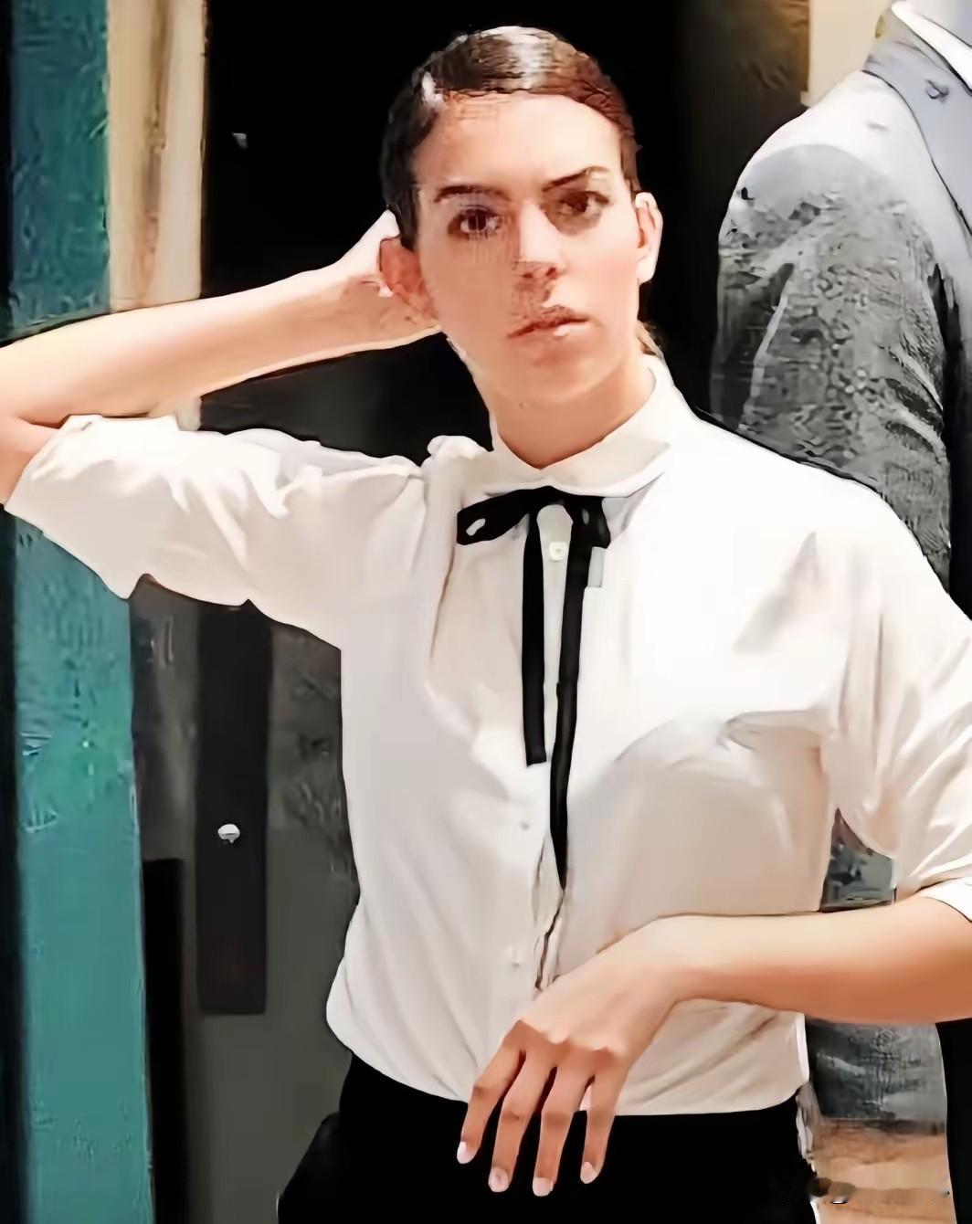 C罗：hello！我来买件衣服
乔妹：随便看哈嘛！
C罗：妹儿是哪里人嘛？
乔妹