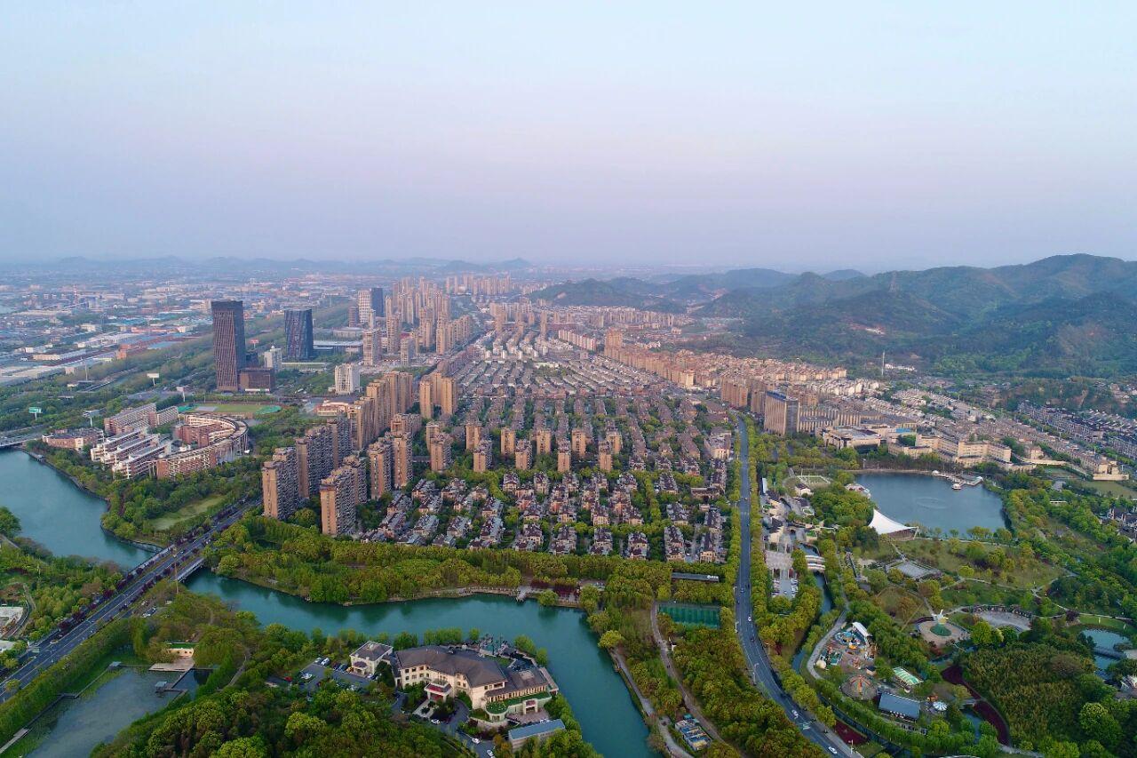 别眨眼，这个小县城正在给全世界上一课：
困住你的从来不是地盘大小，而是心气和格局