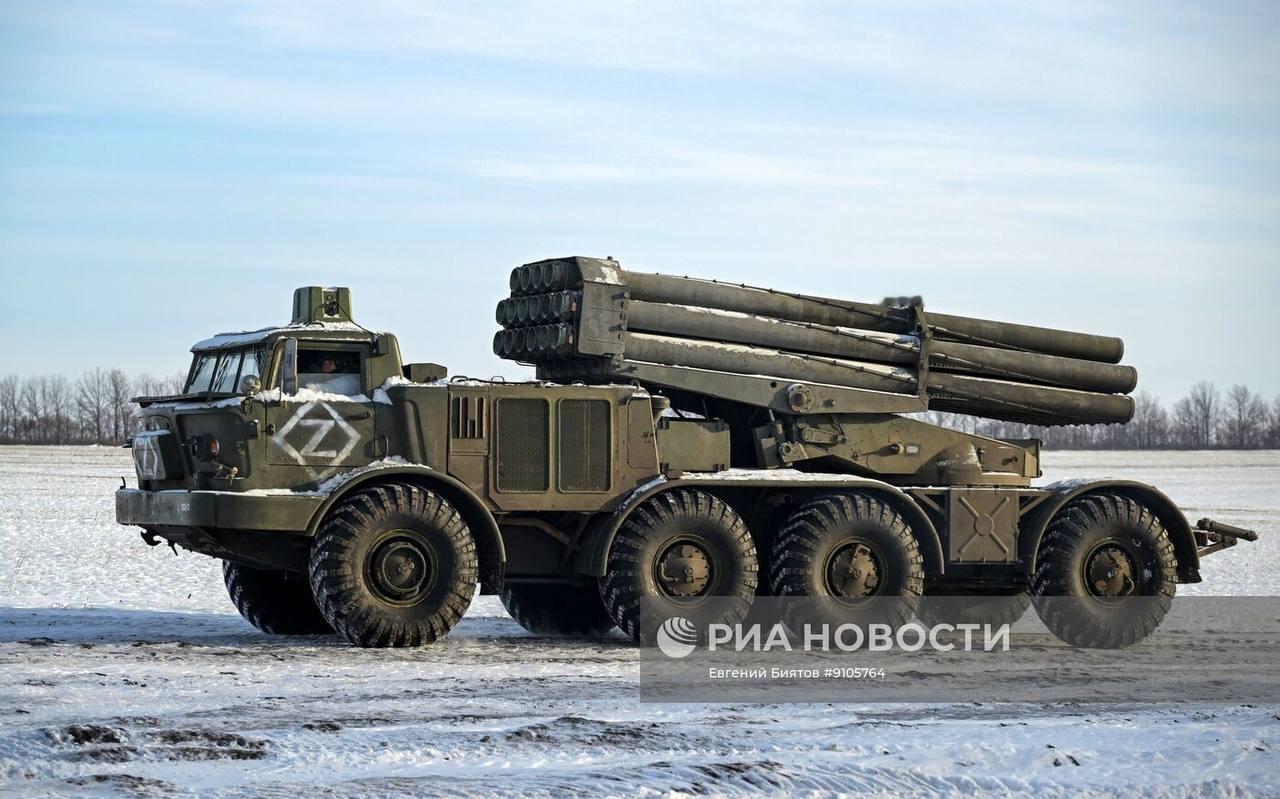 俄罗斯西部军区第288炮兵旅的士兵正在哈尔科夫前线使用9K57“飓风”多管火箭炮